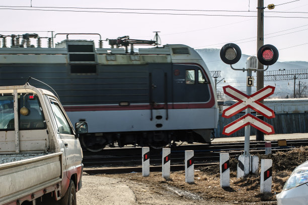 铁路道口上的机车图片下载