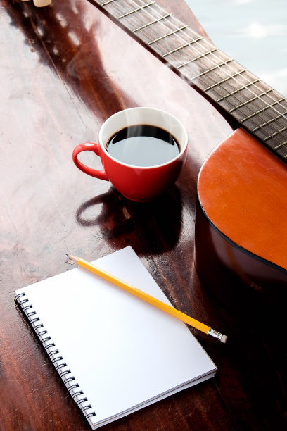 木制的笔记本和铅笔。图片下载