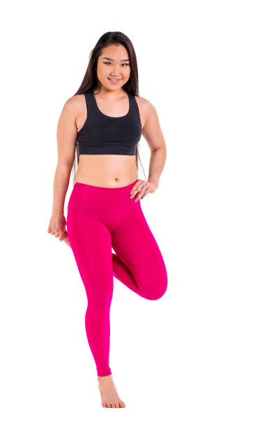 年轻的亚洲女人在运动服装摆姿势图片下载