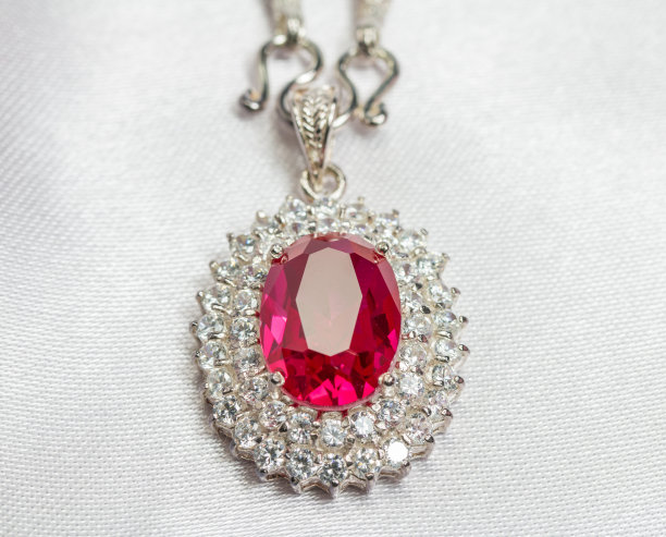古老的镶有宝石的银色吊坠。图片下载