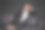在工作室沙发上摆姿势的女孩模特图片下载