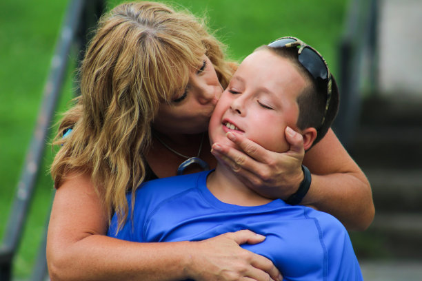 女人亲吻孩子的脸图片下载