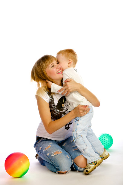 儿子拥抱母亲图片下载