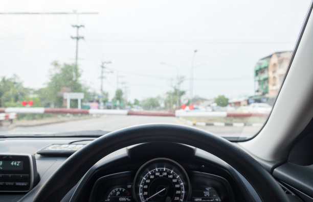 带有速度计的车内车辆图片下载