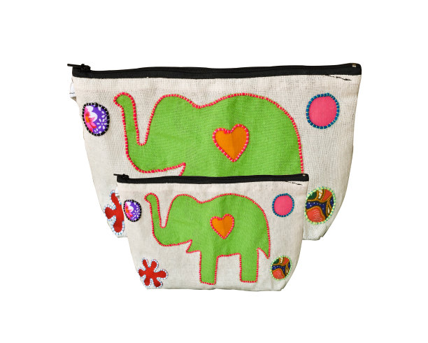 两个白色背景的小布袋图片下载