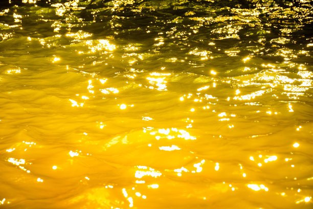 金黄色的水纹理。抽象液态金属。图片下载