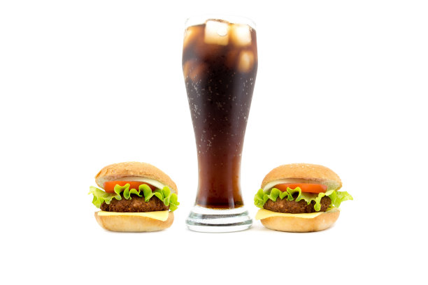 一大杯苏打水，外加两个汉堡图片下载
