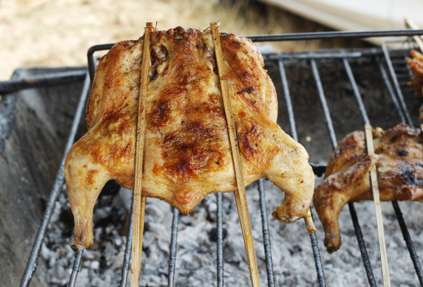 在泰国烟烤架上烤鸡图片下载
