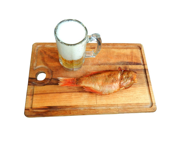 一大杯啤酒和熏鲈鱼放在木板上图片下载