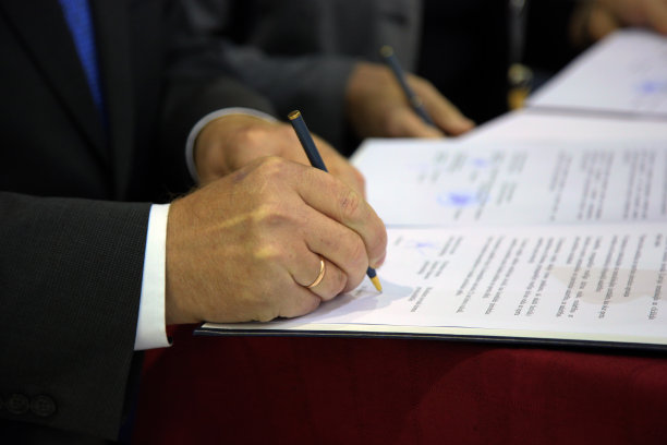 人的手签署文件图片下载