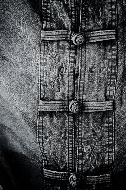 它是牛仔衬衫的一个特写，旧扣牛仔布图片下载