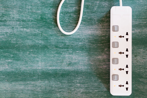 带有黑板背景的适配器电源插头图片下载