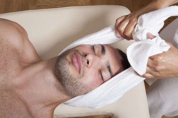 用毛巾拉伸脖子图片下载