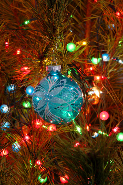 蓝色的圣诞球在五彩圣诞树上图片下载