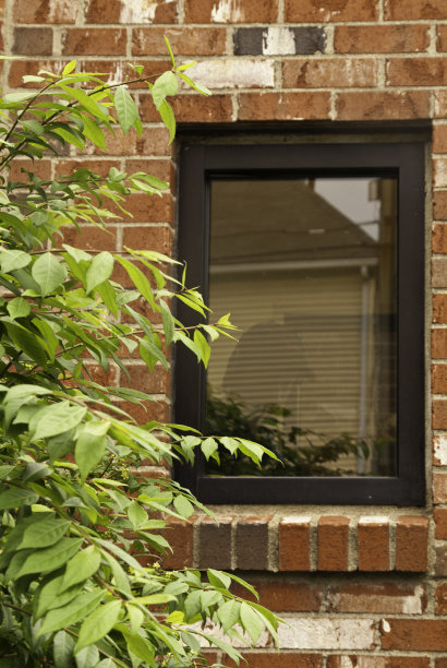 砖墙上的窗户图片下载