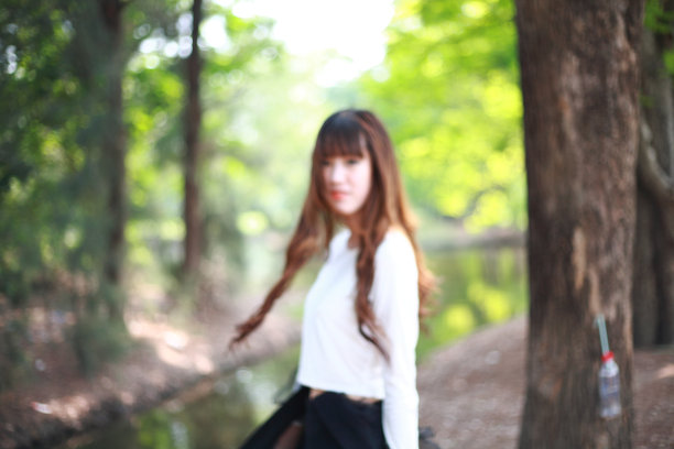 花园里的女孩图片下载