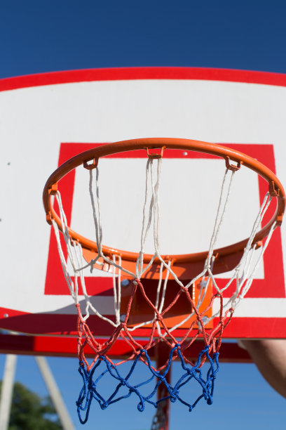 户外的篮球板和篮筐图片下载