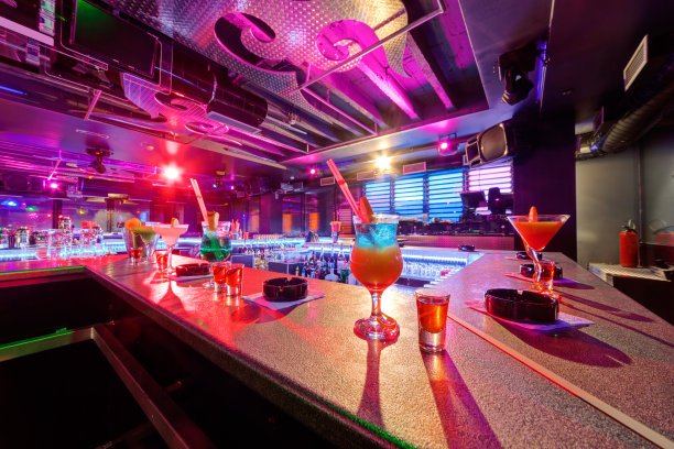 酒吧里的鸡尾酒图片下载