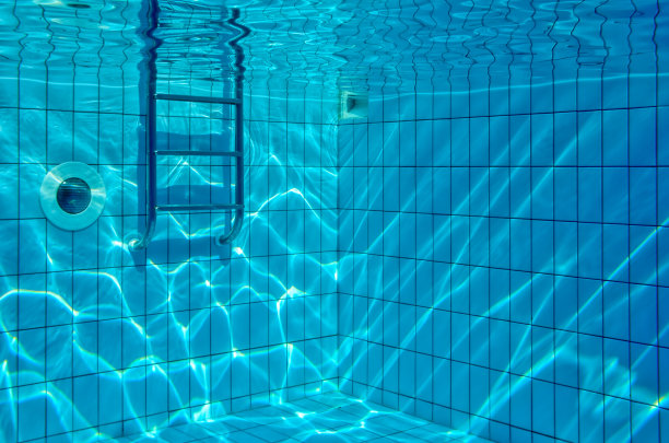 水池中的阳光反射图片下载