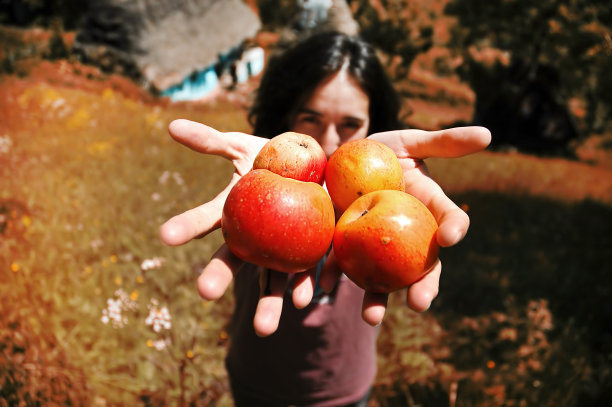 微笑的女孩手里拿着苹果图片下载