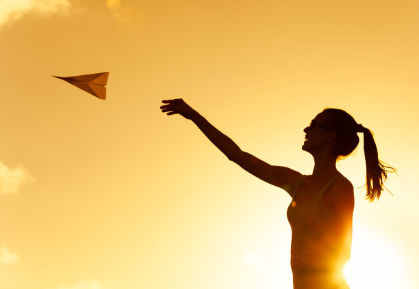 女子扔纸飞机图片下载