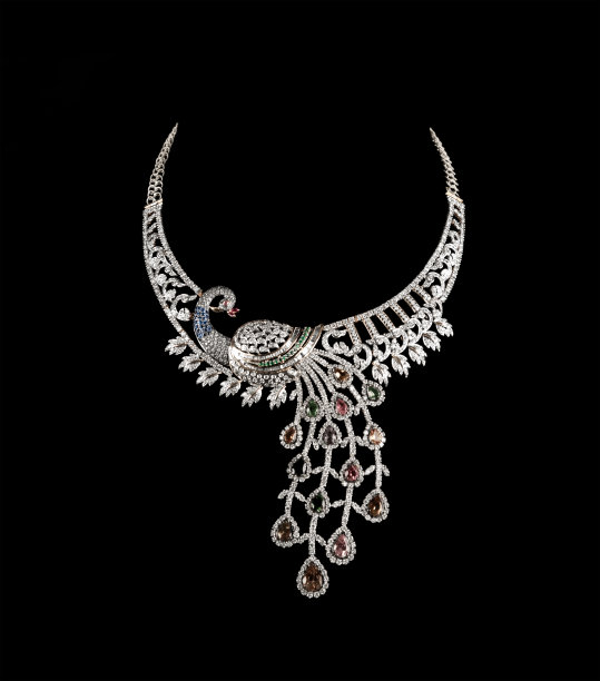 一个钻石项链的特写。图片下载