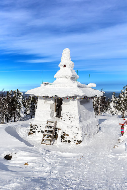 山顶上覆盖着积雪的佛塔图片下载