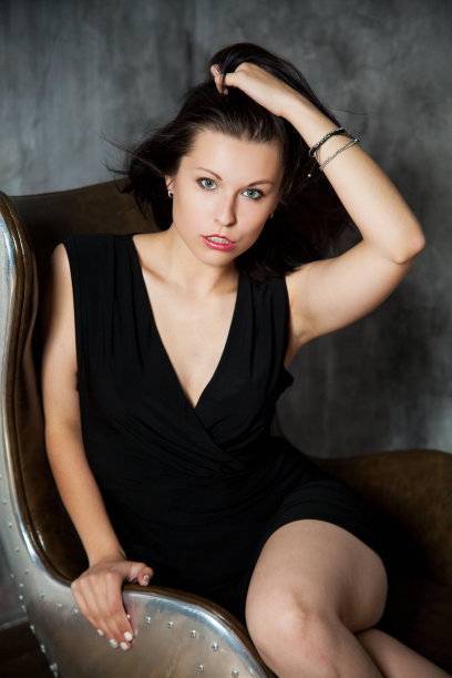 特写美丽的年轻女孩与绿色的眼睛图片下载