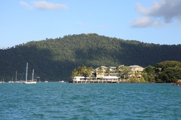 在Airlie海滩的船和度假村图片下载