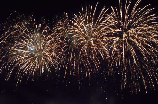 烟花在黑暗的天空图片下载