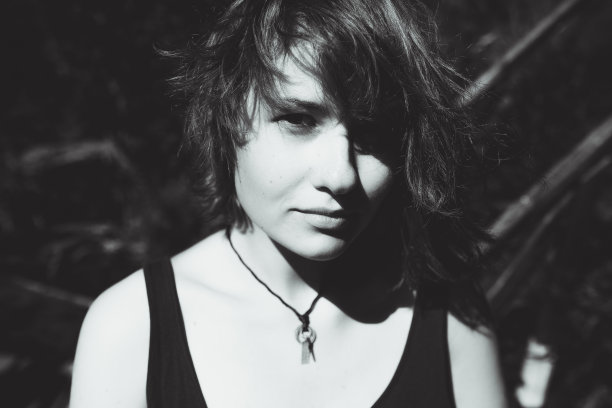 黑白肖像的女孩与十字架图片下载