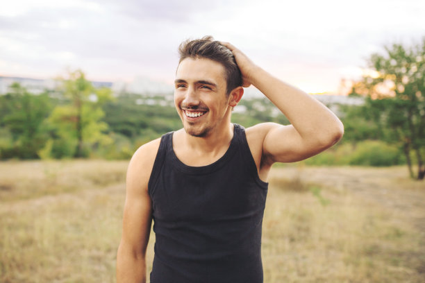 慢跑者跑步后休息图片下载