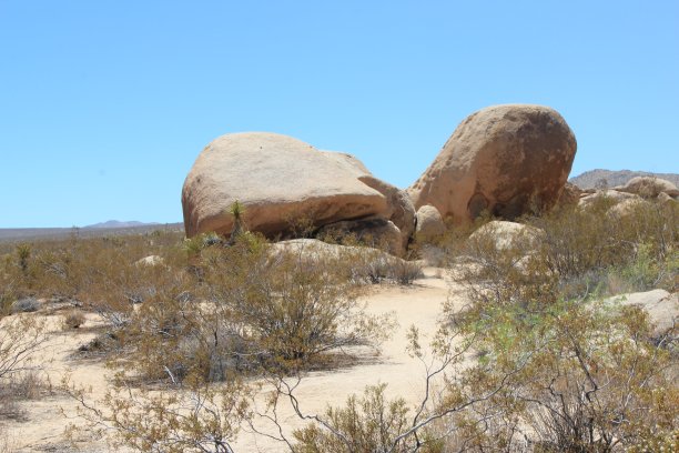 沙漠中的巨石图片下载