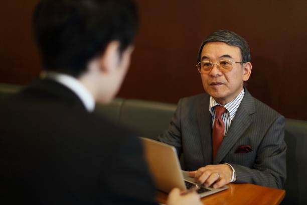 会議をPCで記録するベテラン社員图片下载