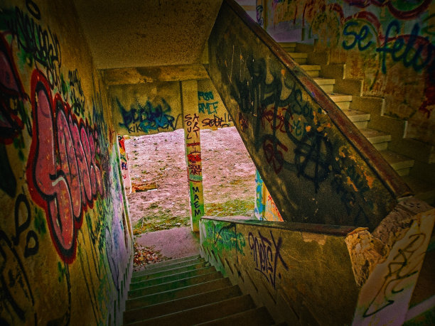 楼梯上的涂鸦2图片下载