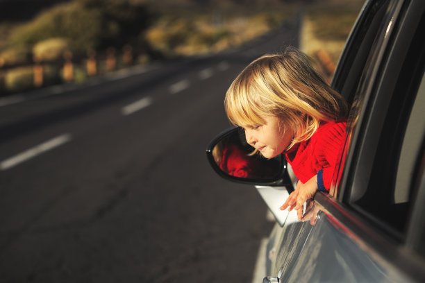 快乐的小女孩开车在路上旅行图片下载