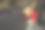 快乐的小女孩开车在路上旅行图片下载