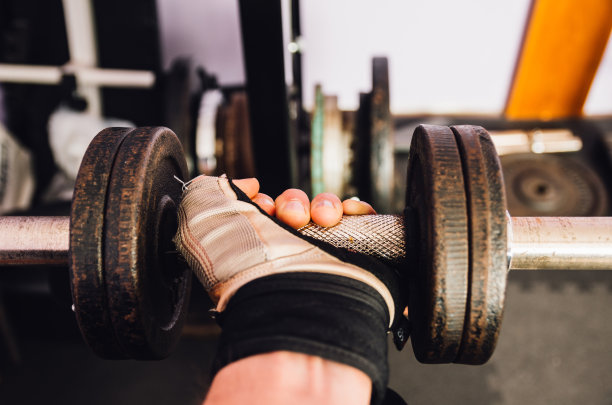 练习手中的哑铃图片下载