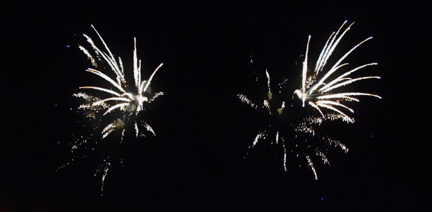 烟花在黑暗的天空图片下载