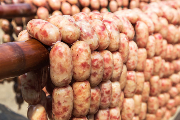 泰式生猪肉香肠挂在横梁上。图片下载