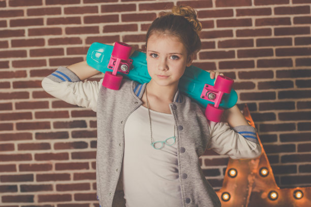 玩滑板的漂亮少女图片下载