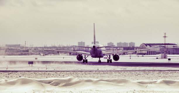 客机在冬天起飞图片下载