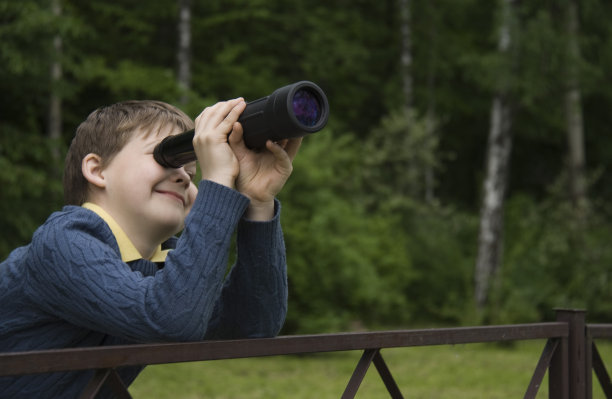 男孩和望远镜图片下载