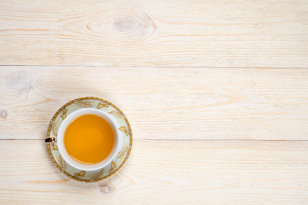 一杯茶在白色的桌子上与空间图片下载