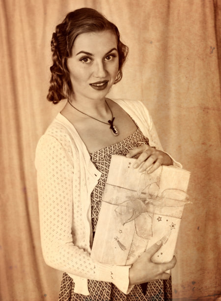 手持礼盒的女子图片下载