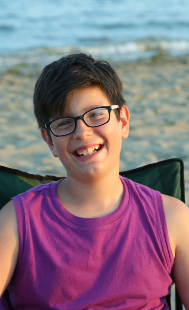 一个戴着眼镜微笑的白人男孩的肖像图片下载