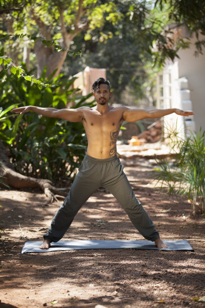 瑜伽在自然界中。图片下载