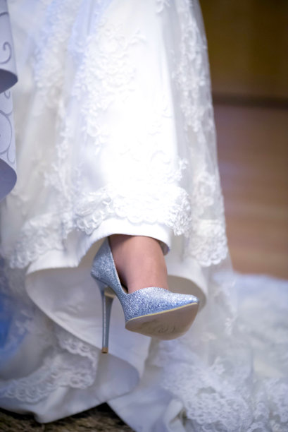 婚纱和鞋在女人的腿图片下载