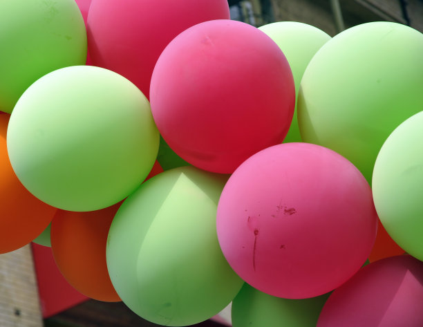 红色绿色的气球图片下载