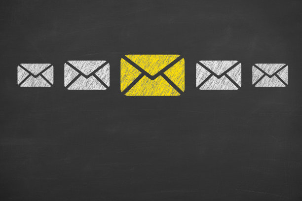 电子邮件发送在黑板上工作图片下载